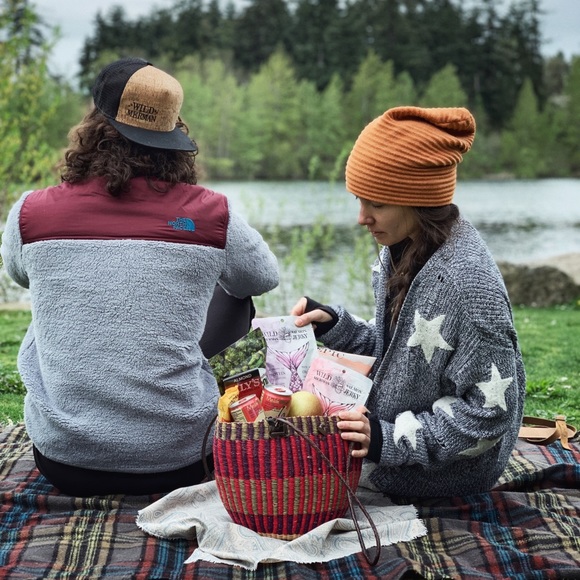 Meet your Posher Tracy 🌸 - Picture 2 of 2